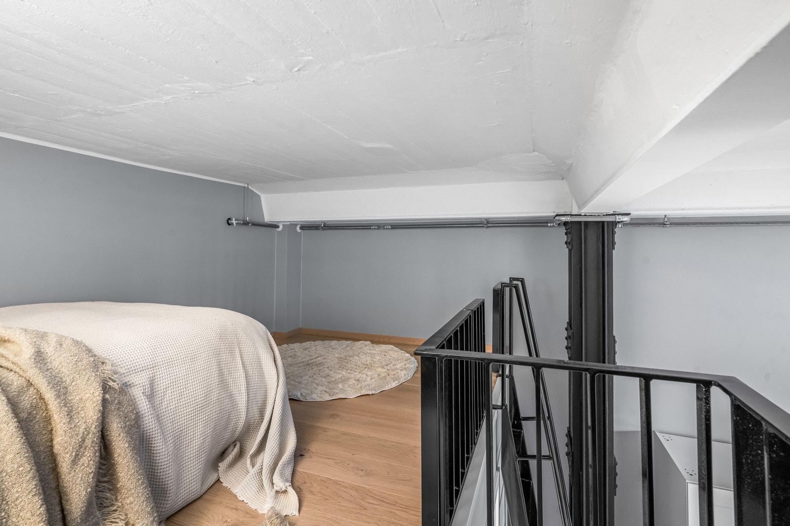 Praktisk hems med plass til for eksempel seng, lesekrok eller oppbevaring Galleribilde