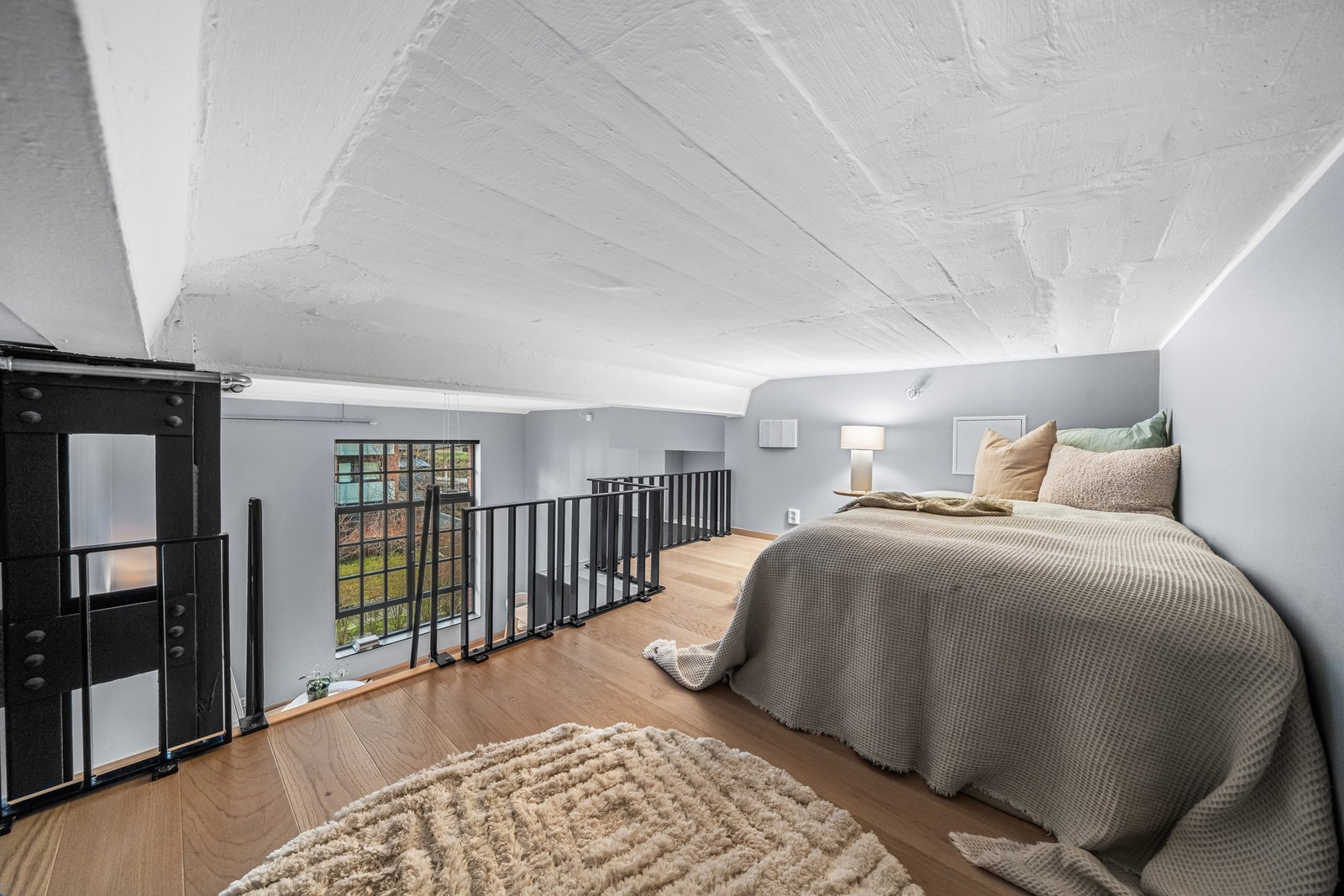 Praktisk hems med plass til for eksempel seng, lesekrok eller oppbevaring Galleribilde