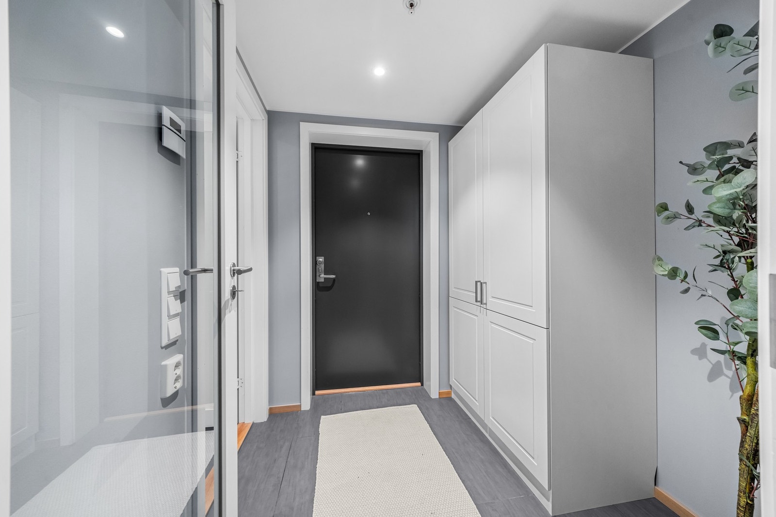 Entré med god oppbevaringsplass til sko og yttertøy Galleribilde