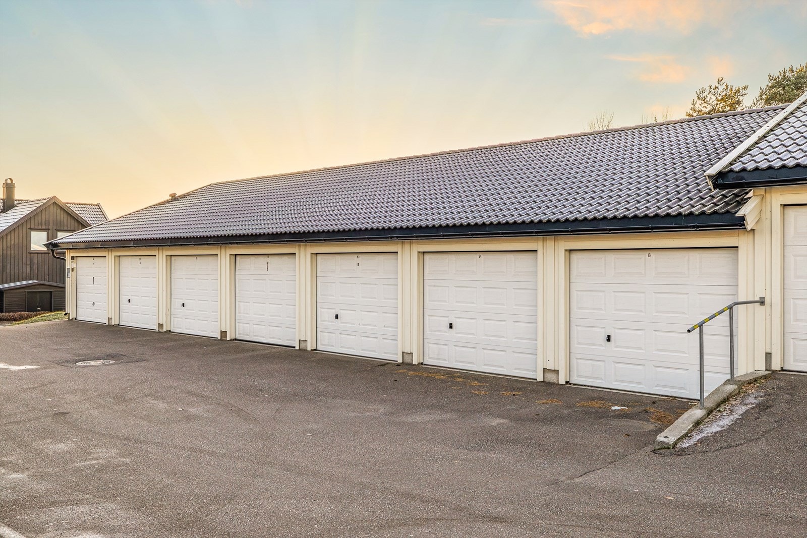 Medfølger garasje i rekke (nr. 8) fra ca 2013 Galleribilde