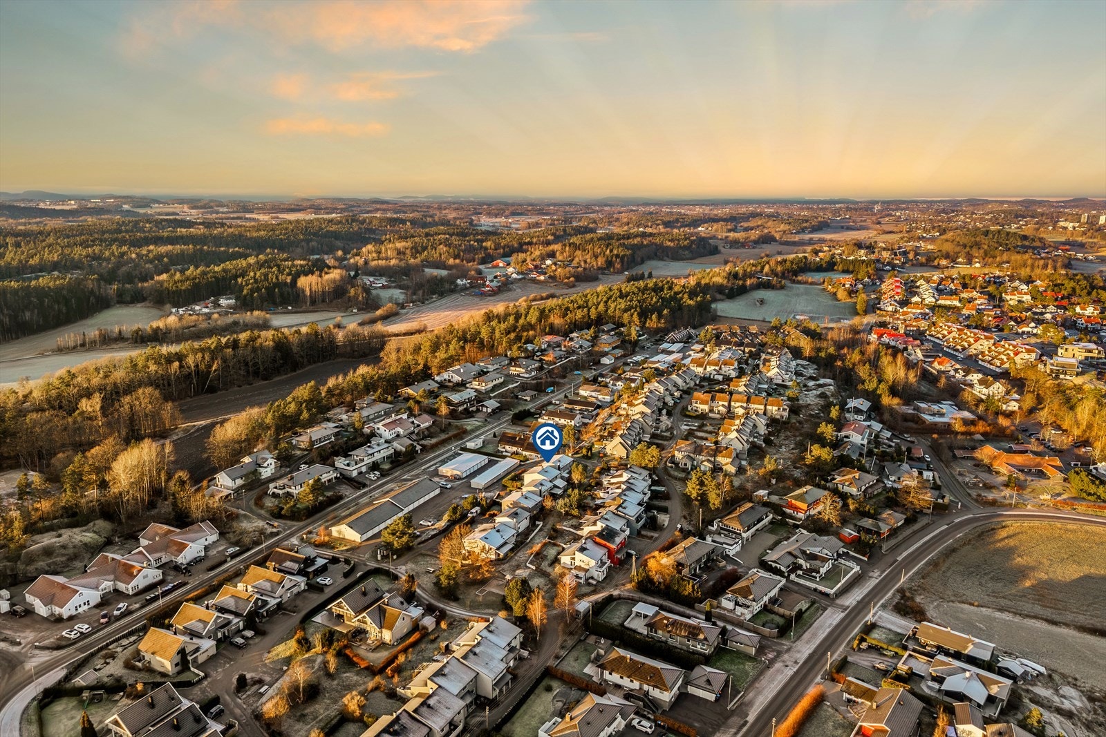 Kort vei til barnehager, skoler, matbutikk, flotte turområder i Marum, Sandefjord golfbane, buss-stoppested mm. Galleribilde