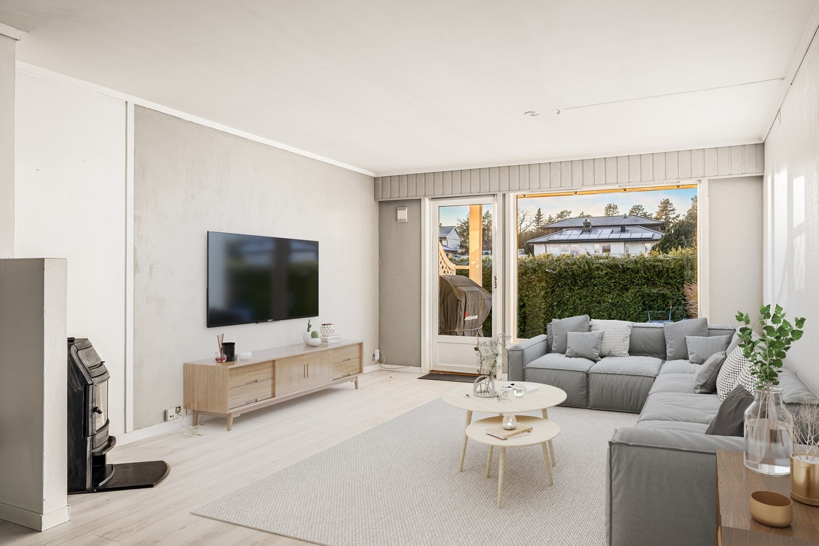 Innvendig er det gulv av laminat. Veggene har malt tapet og malte plater. Innvendige tak har malte plater. Generelt pusset opp i 2013 ifølge tidligere salgsoppgave. Digital styling Galleribilde