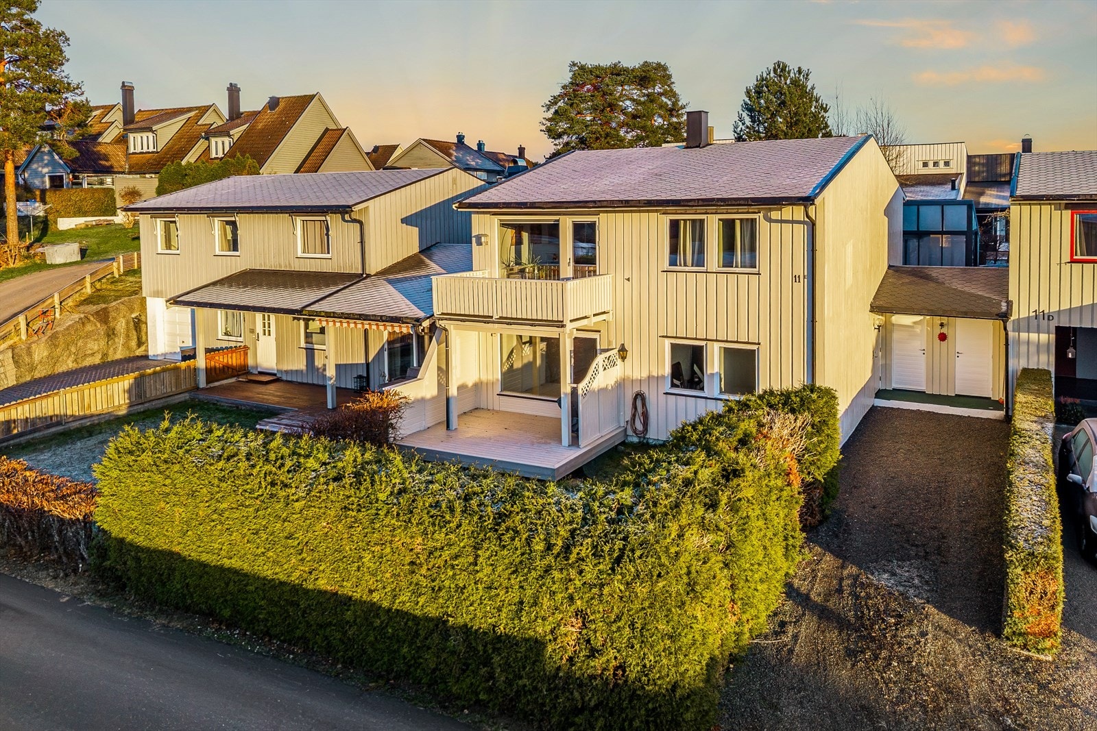 Attraktiv beliggenhet i 1.etasje med vestvendt terrasse og liten hageflekk Galleribilde