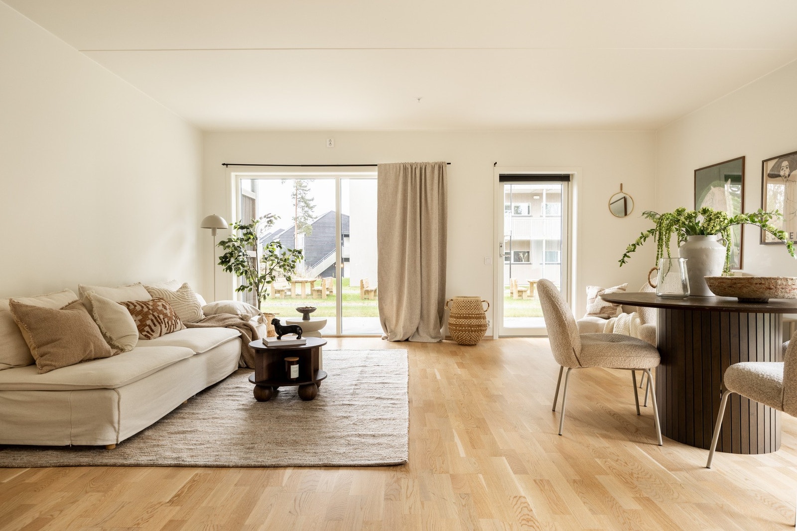 Store vindusflater som slipper inn mye naturlig lys. Galleribilde