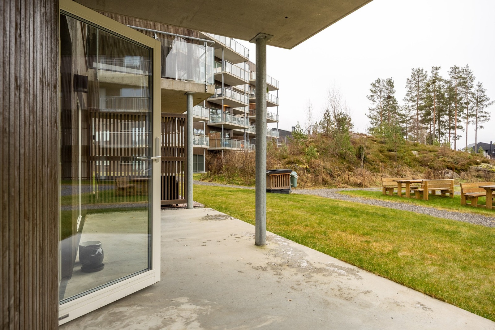 Fellesareal rundt leiligheten blir naturlig brukt av eier/beboer av leiligheten. Galleribilde