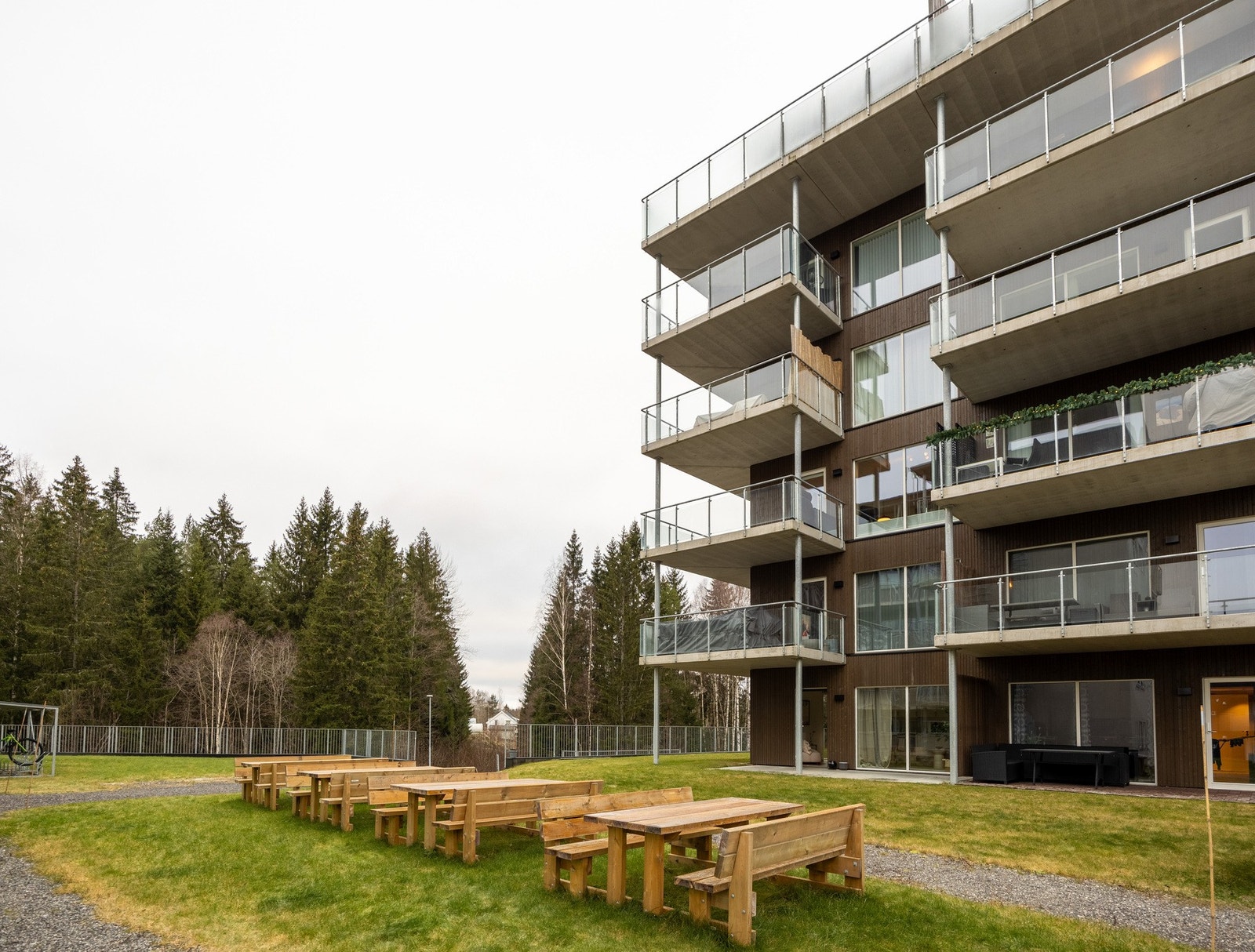 Pene store felles uteområder opparbeidet med sittegrupper. Galleribilde