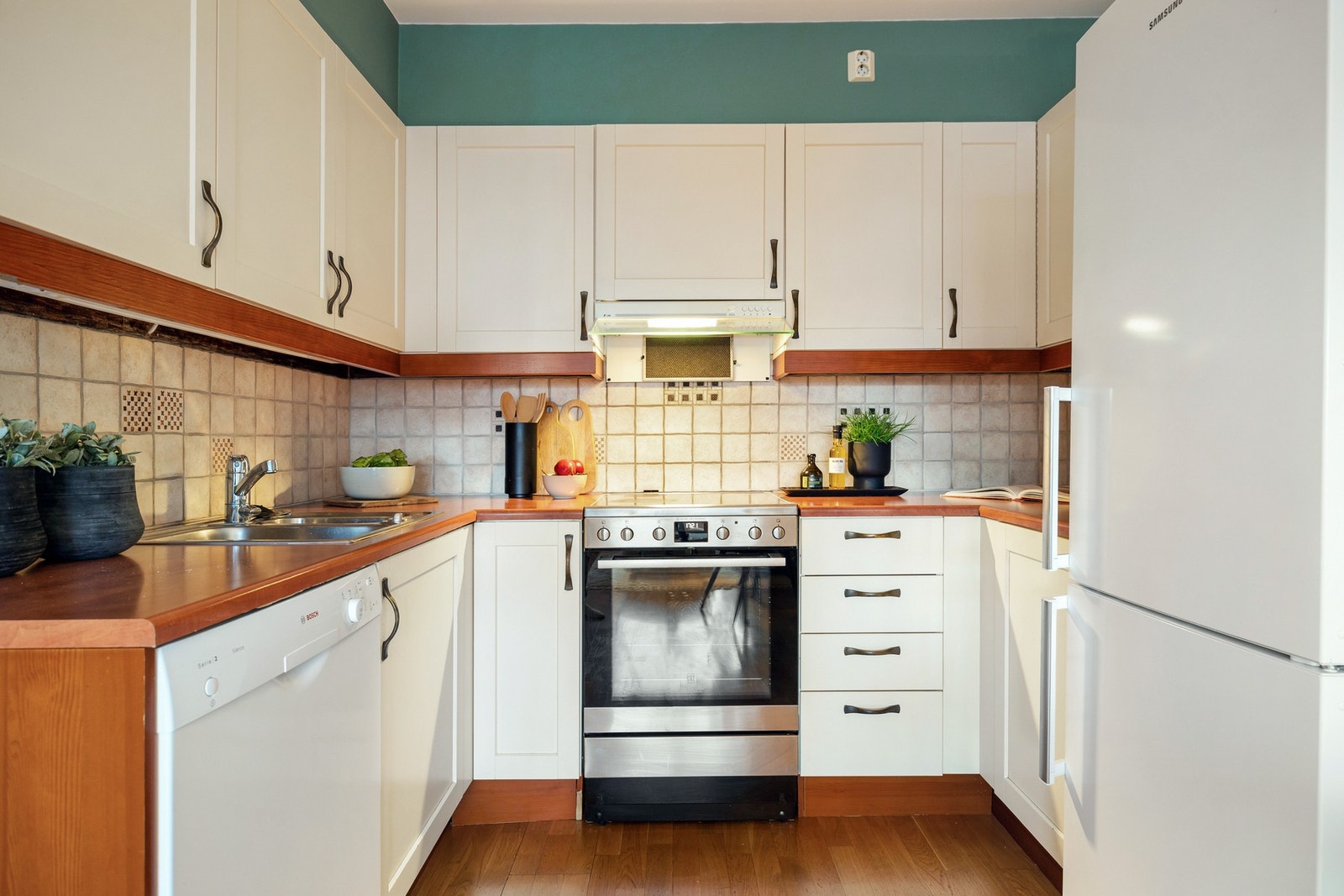 Innredningen har bra med skap- og benkeplass Galleribilde