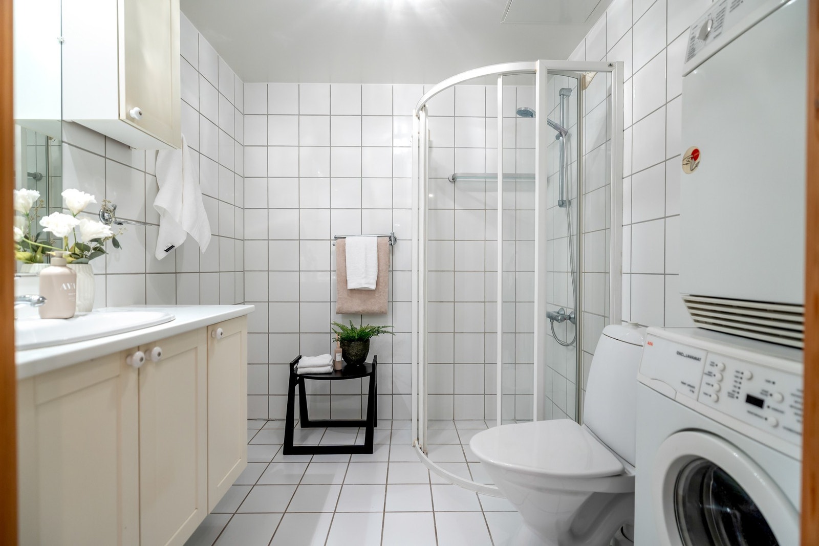 Her er det toalett, dusjhjørne og opplegg for vaskemaskin Galleribilde