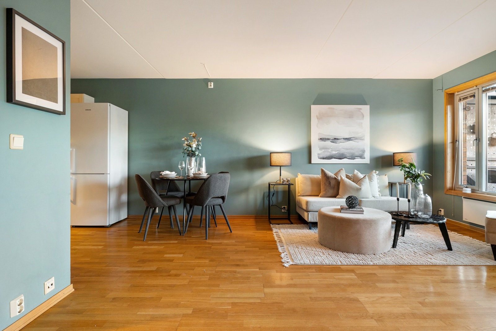 Kjøkkenet har plass til frittstående komfyr, kjøleskap og oppvaskmaskin Galleribilde