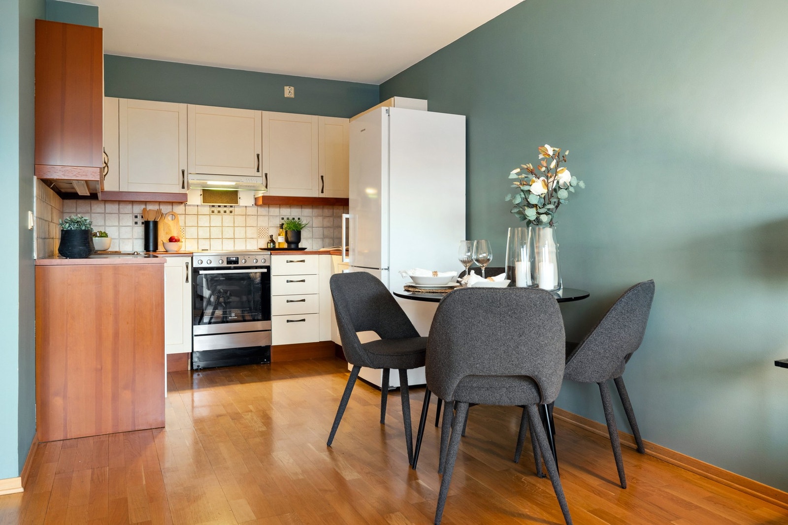 Kjøkkenet har innredning med profilerte fronter og benkeplaten av laminat Galleribilde