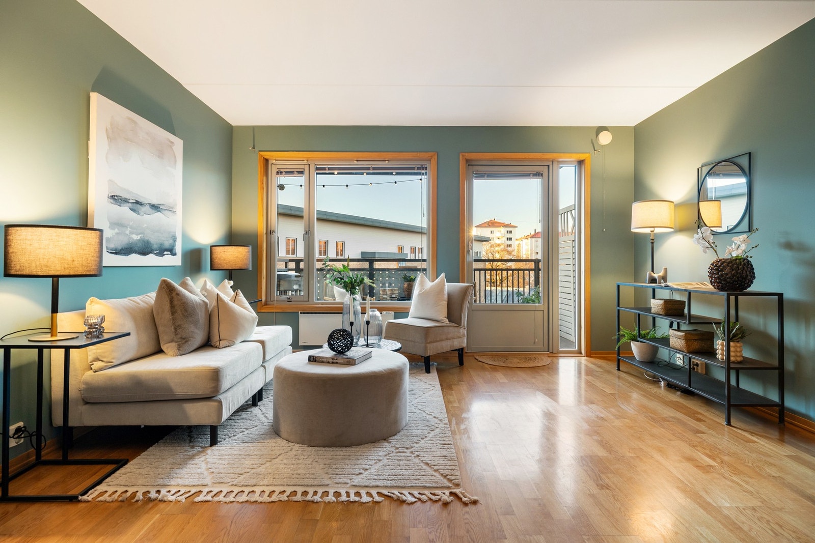 Fra stuen er det adkomst til leilighetens balkong Galleribilde