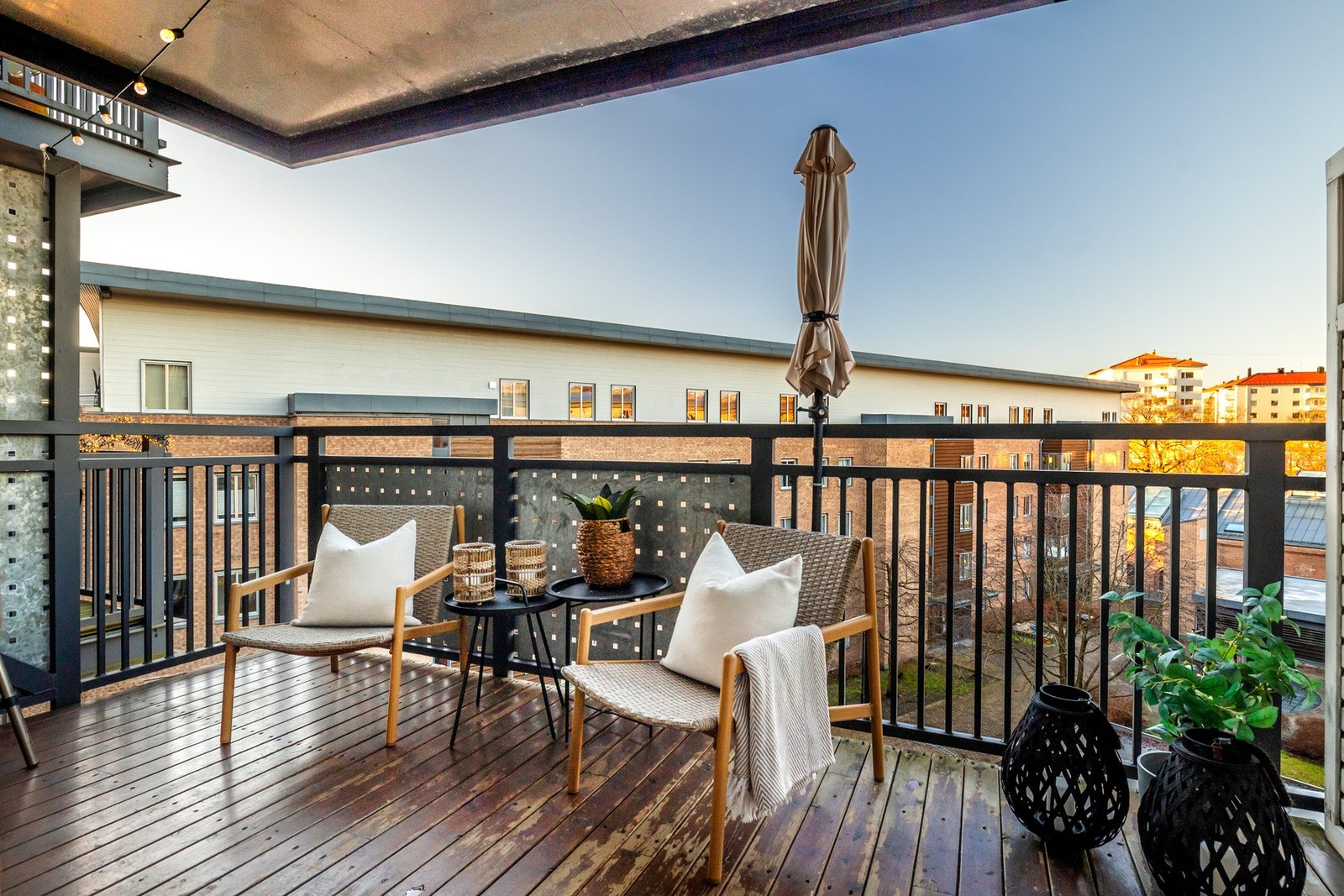 Balkongen er overbygget som skaper en svalt område på varme dager og gjør det lunt og godt på kvelden Galleribilde