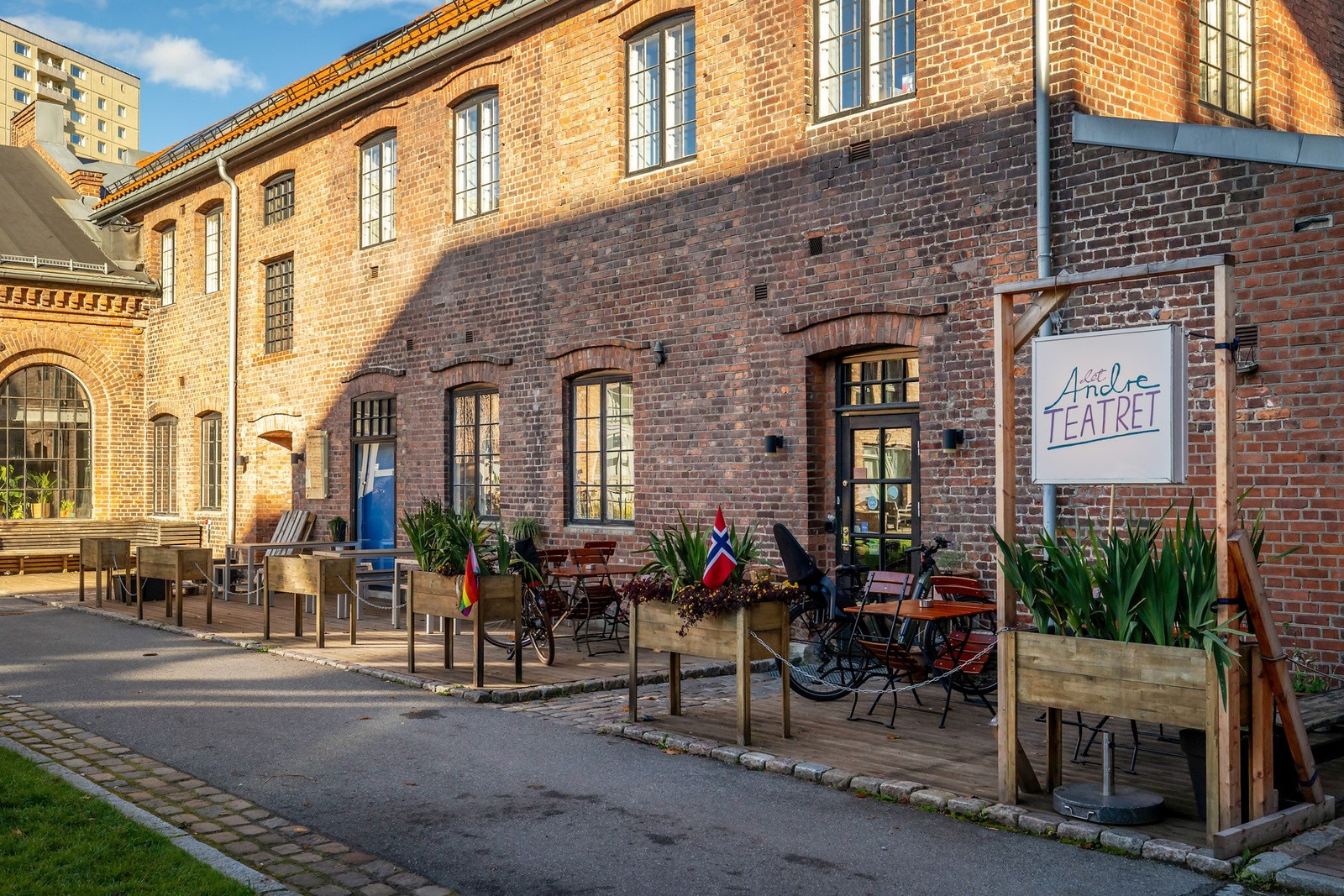 Det Andre Teatret er Norges første og største improteater med egen teaterbar og uteservering. De spiller forestillinger hver uke for både barn og voksne Galleribilde