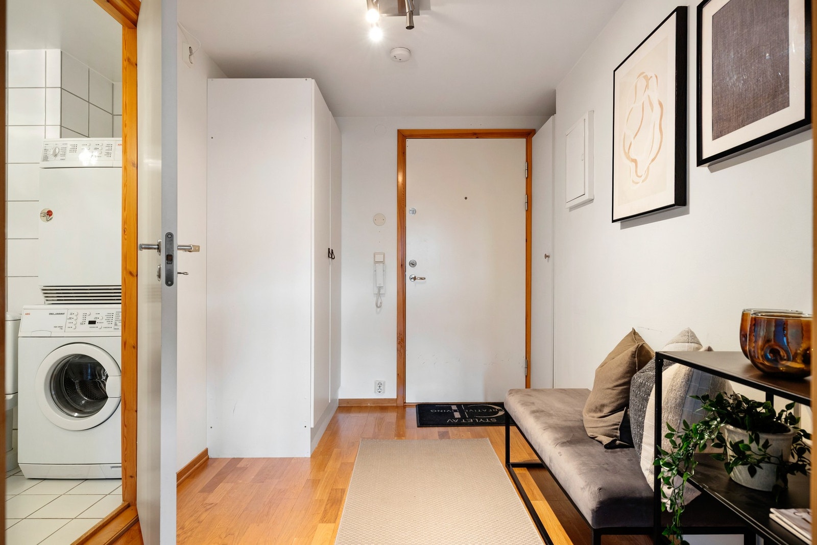 Fra entreen er det inngang til bad og stue Galleribilde