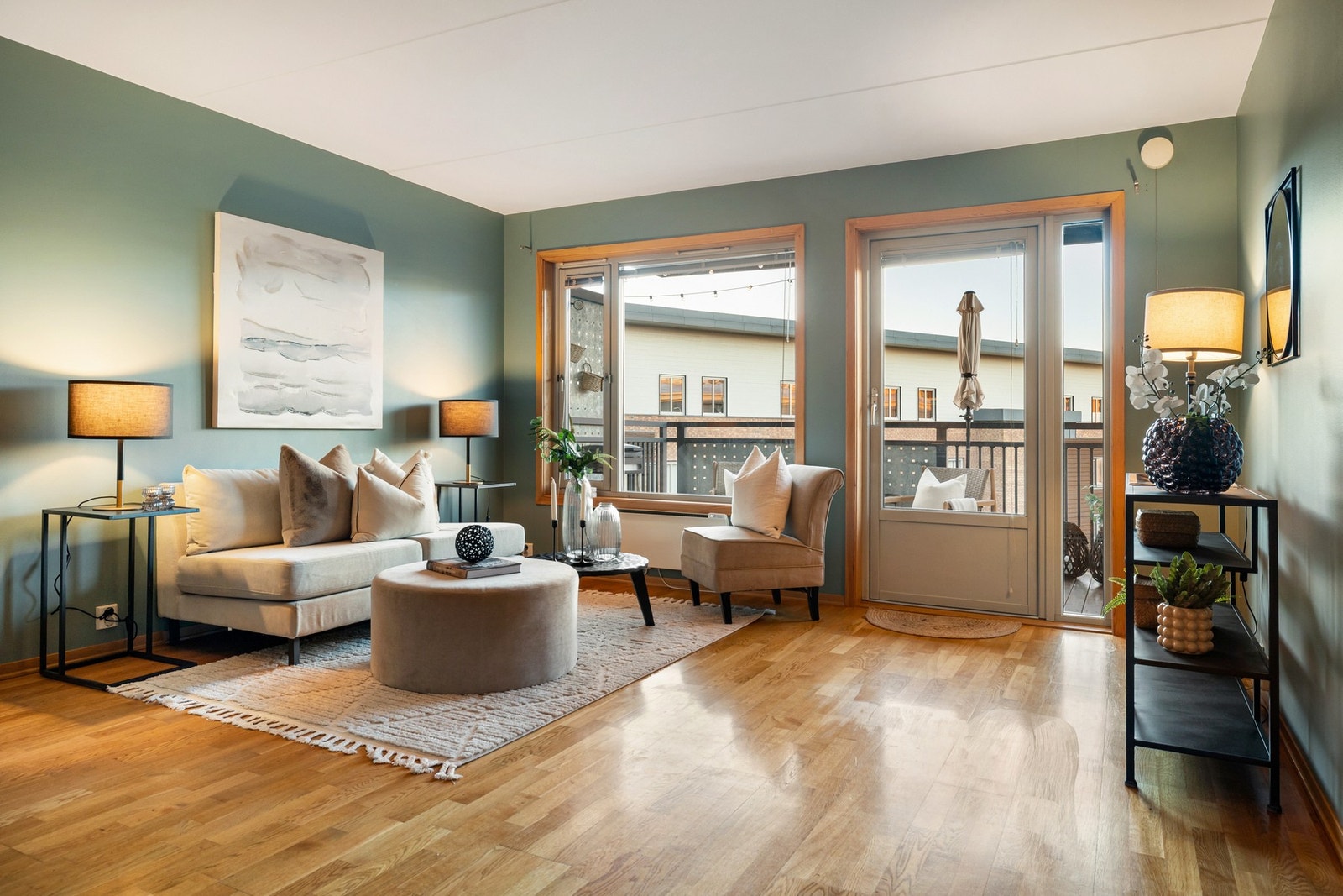 Leiligheten har en romslig stue som ligger i åpen løsning med kjøkkenet Galleribilde