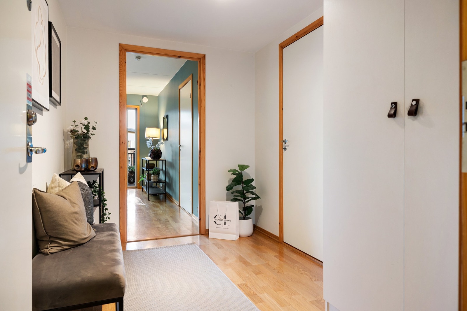 I leilighetens entré er det plass til diverse oppbevaringsløsninger Galleribilde