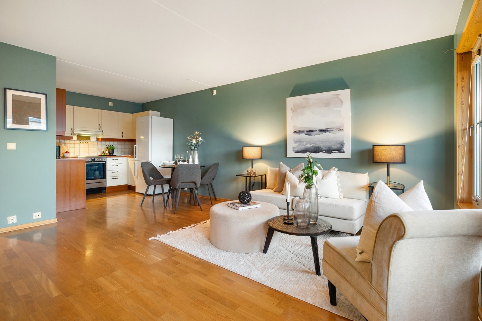 Et lyst og trivelig allrom, med god plass til både sofagruppe og spisebord Galleribilde