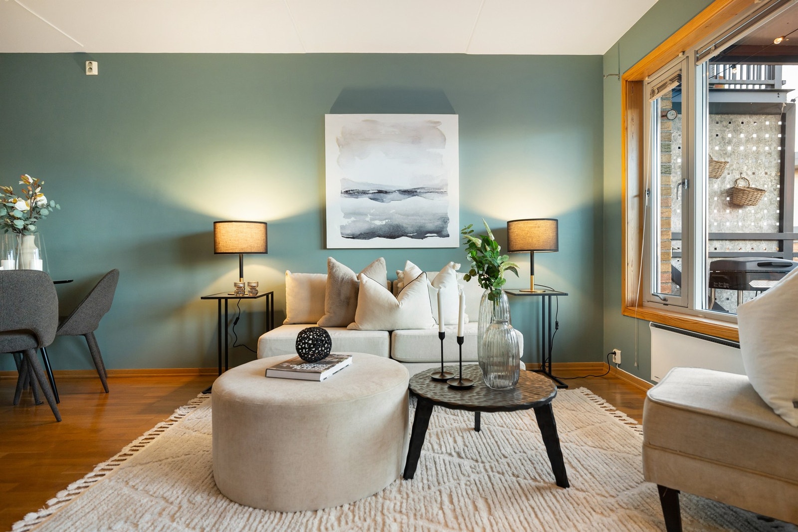 Store vindusflater slipper inn rikelig med naturlig lys Galleribilde