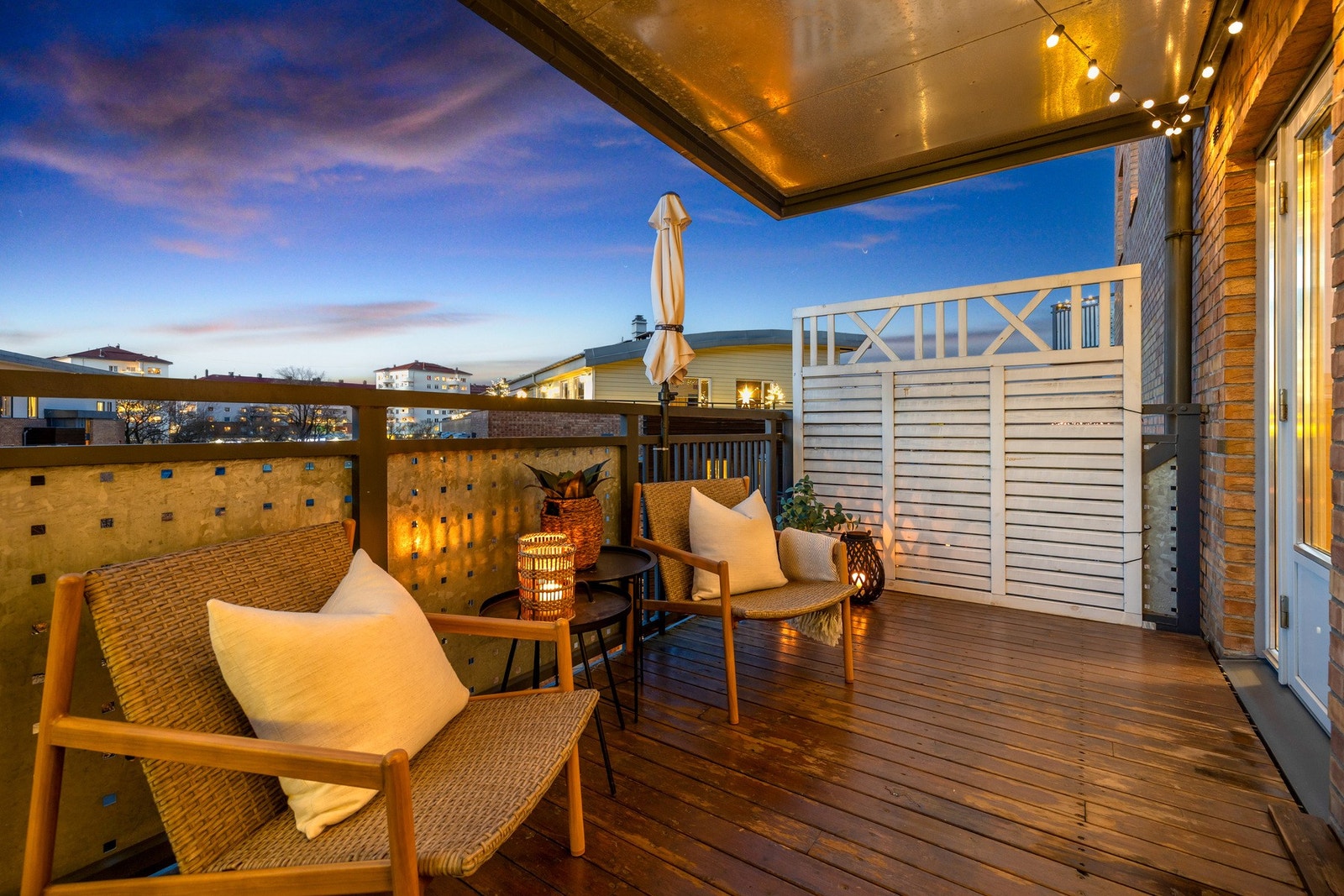 Varme dager kan nytes på leilighetens vestvendte balkong på ca. 9 kvm med gode solforhold og flott utsyn Galleribilde