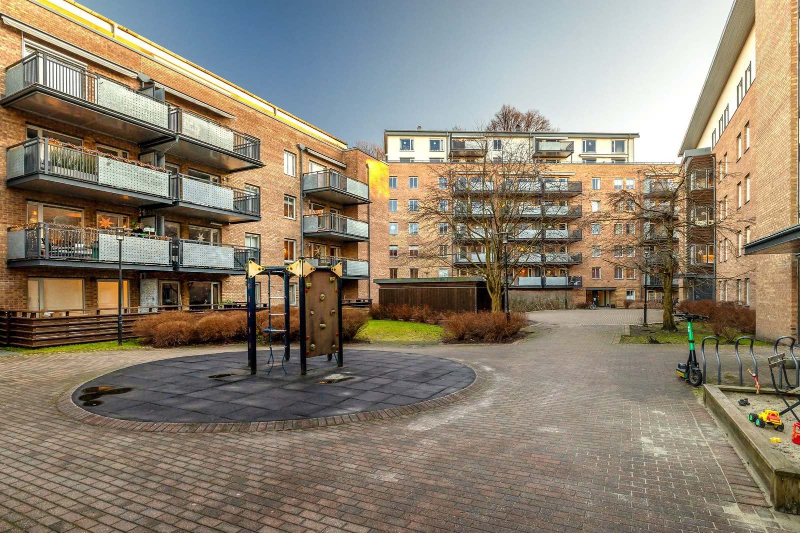 Det er til hver seksjon knyttet en sameieandel i sameiet Det Lille Grønne (garasje og fellesområde) Galleribilde