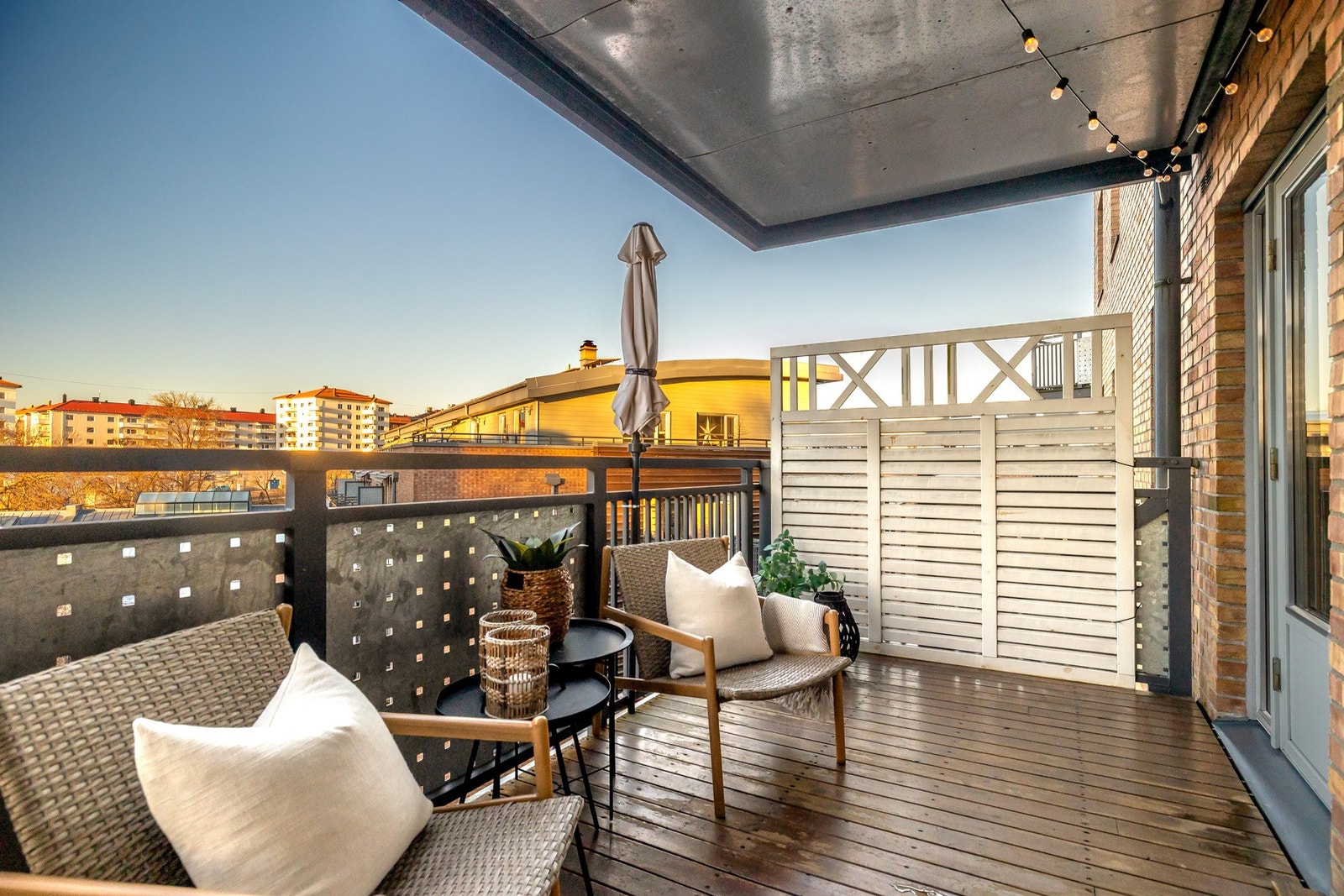 Balkongen har god plass til diverse balkongmøblement Galleribilde