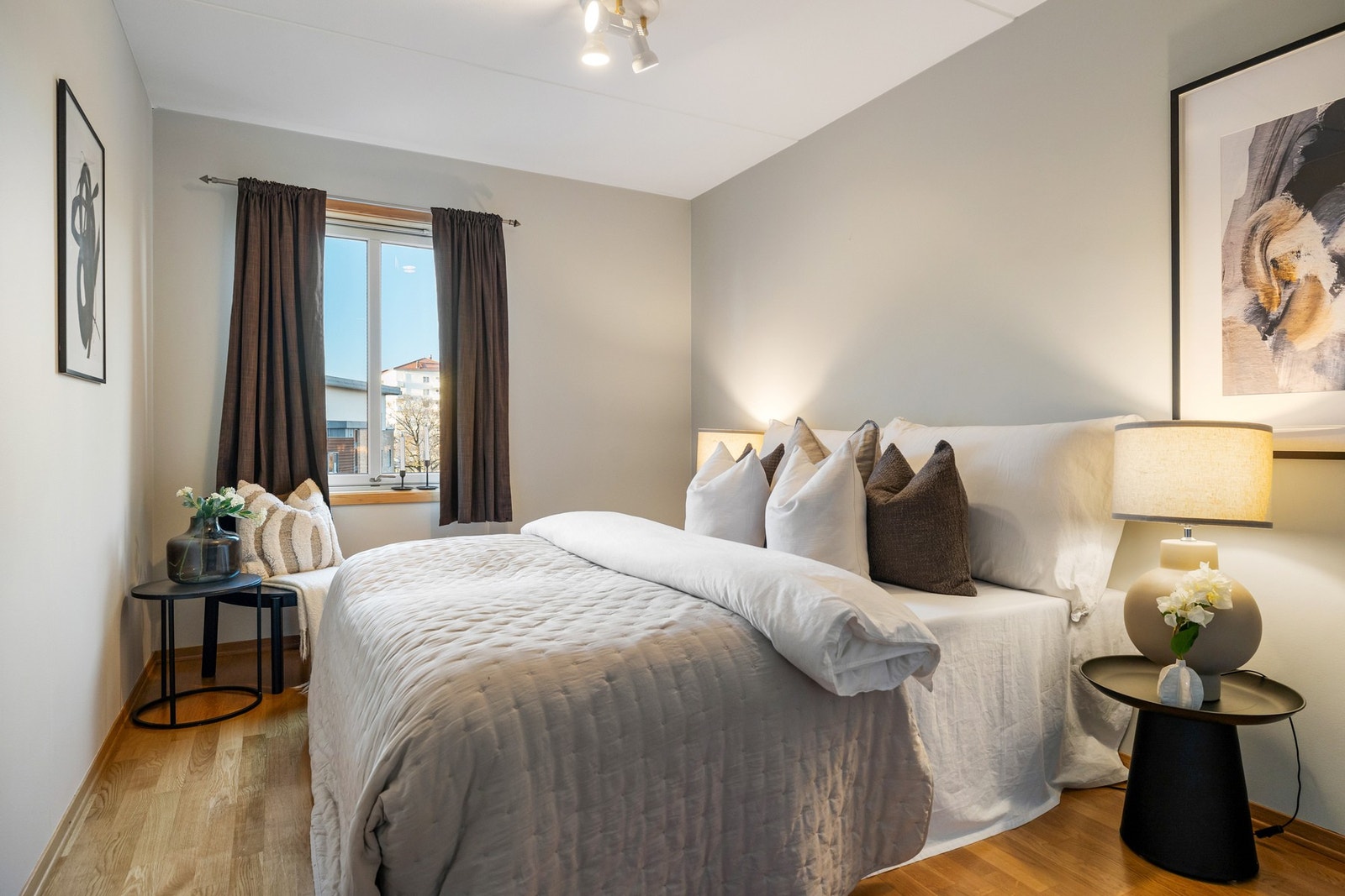 Leiligheten har et romslig soverom med god plass til dobbeltseng og nattbord Galleribilde