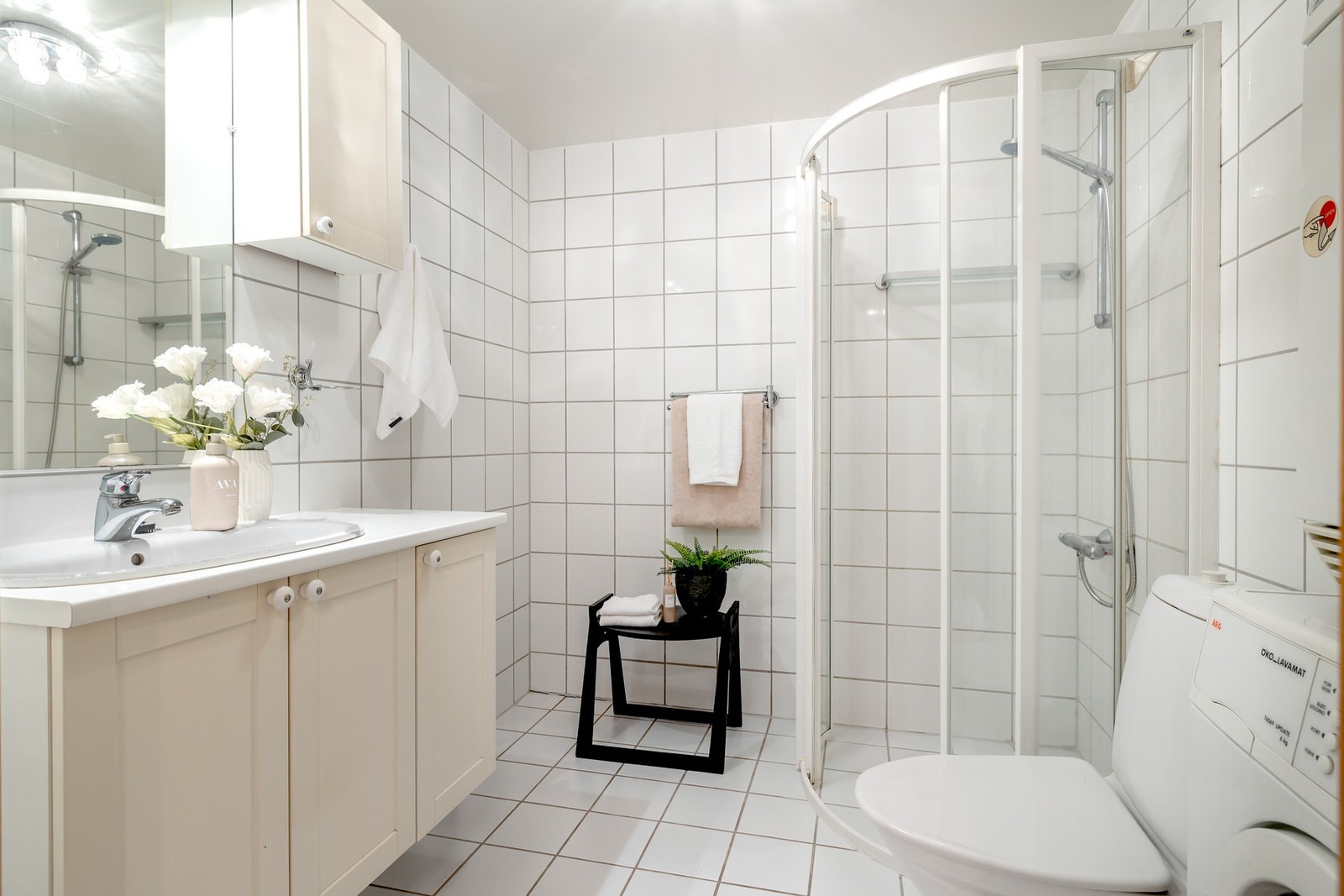 Leiligheten har et funksjonelt, flislagt bad fra byggeår Galleribilde