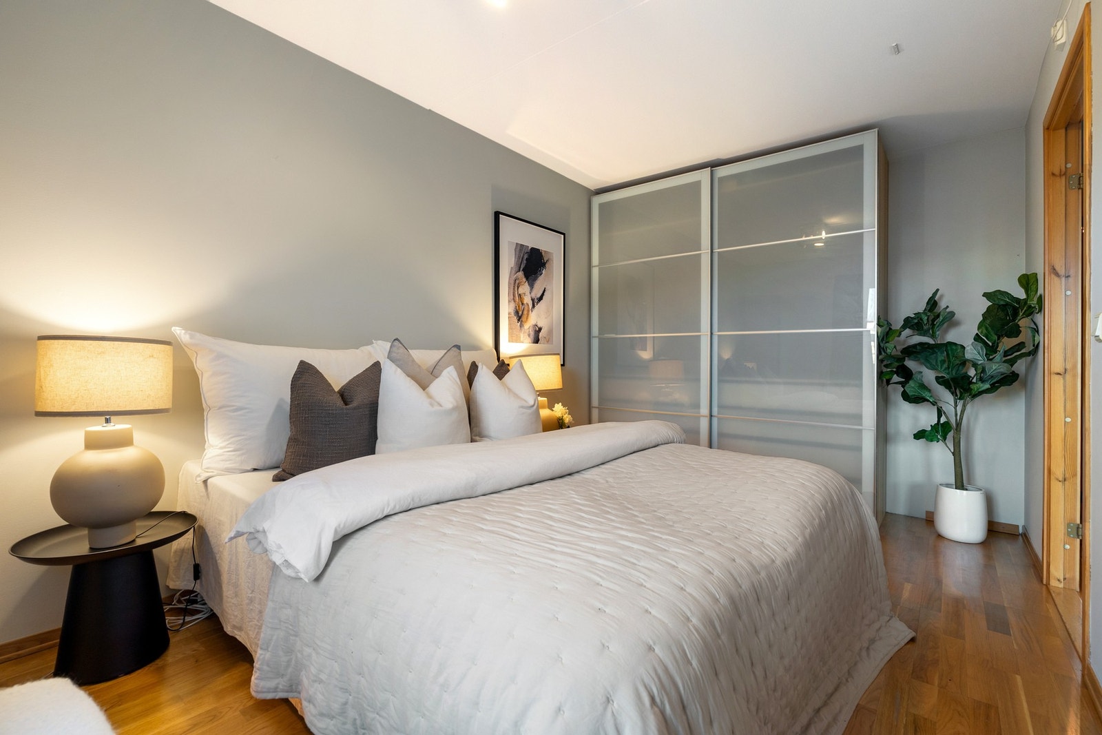 Her kan klær ryddes pent bort i en garderobe Galleribilde