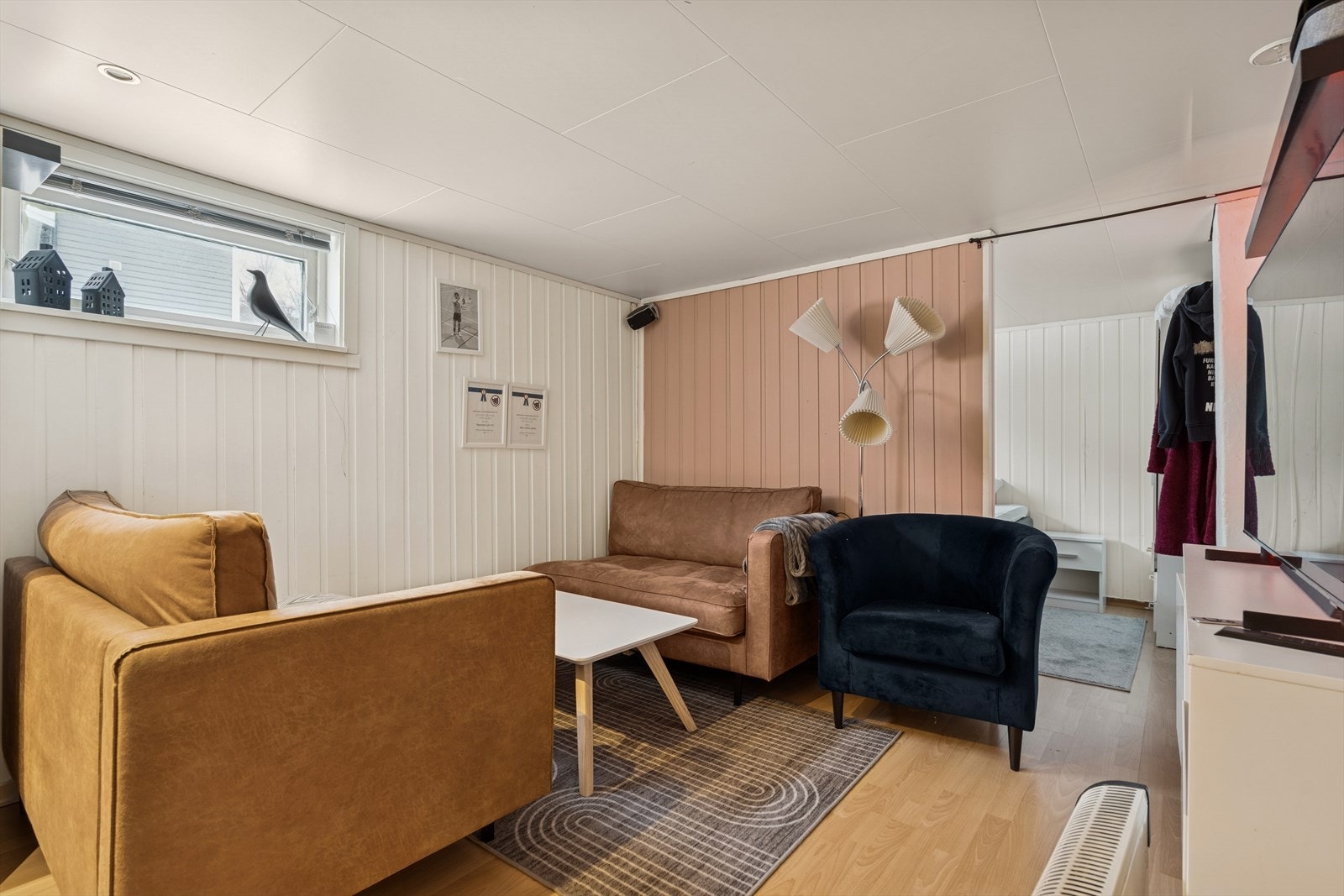 I kjelleren finner man en flott kjellerstue, perfekt hvis man har barn eller ungdom i hus Galleribilde