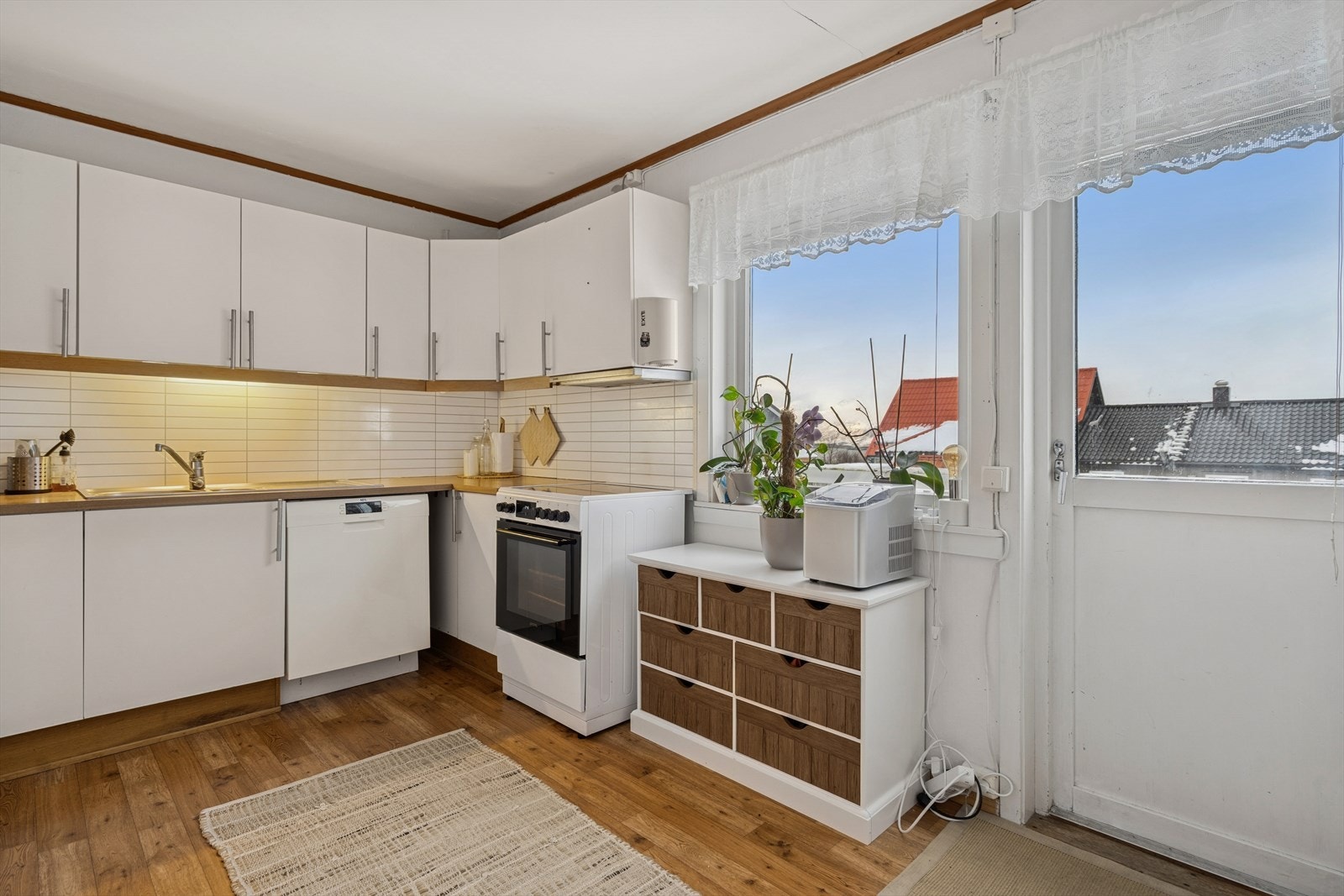 Hvitt kjøkken med god skap og benkeplass Galleribilde