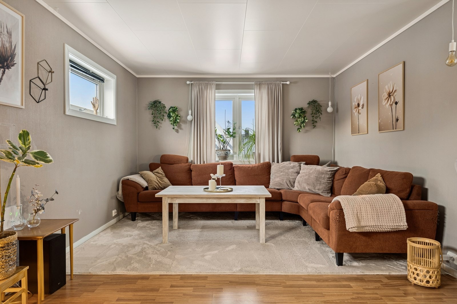 God plass til sofagruppe av forskjellige størrelser Galleribilde