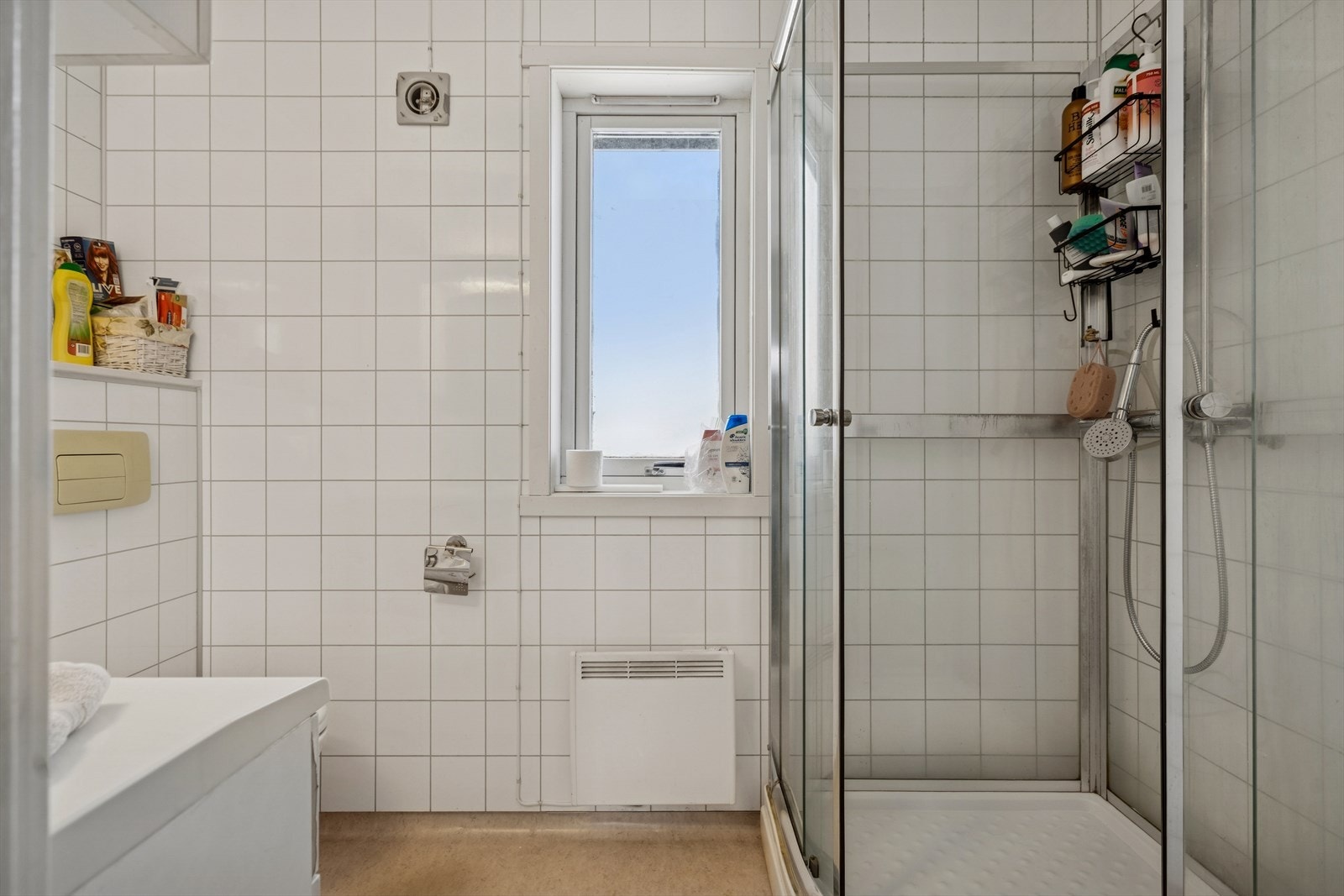 I første etasje har man også bad utstyrt med heldekkende servant og ett-greps blandebatteri, vegghengt speil med lys, vegghengt toalett og dusjkabinet Galleribilde