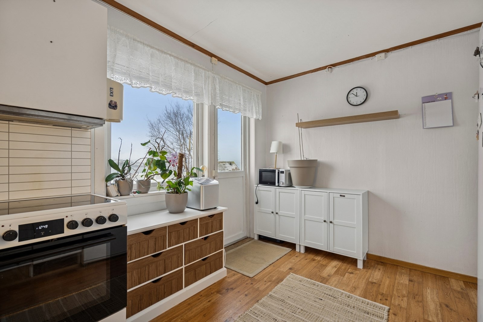 Fra kjøkkenet har man utgang til terrassen Galleribilde