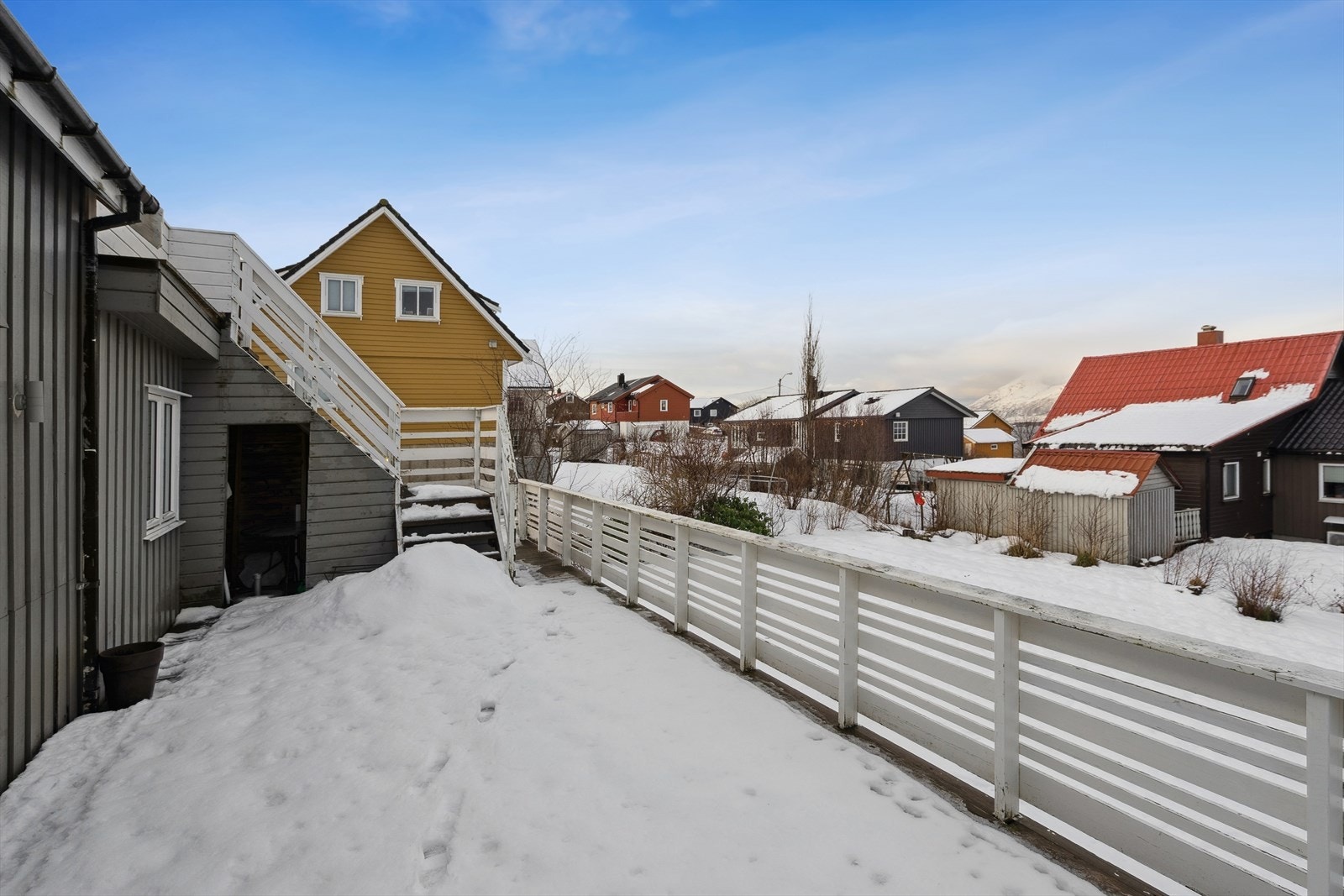 Meget romslig terrasse med trapp opp til takterrasse Galleribilde