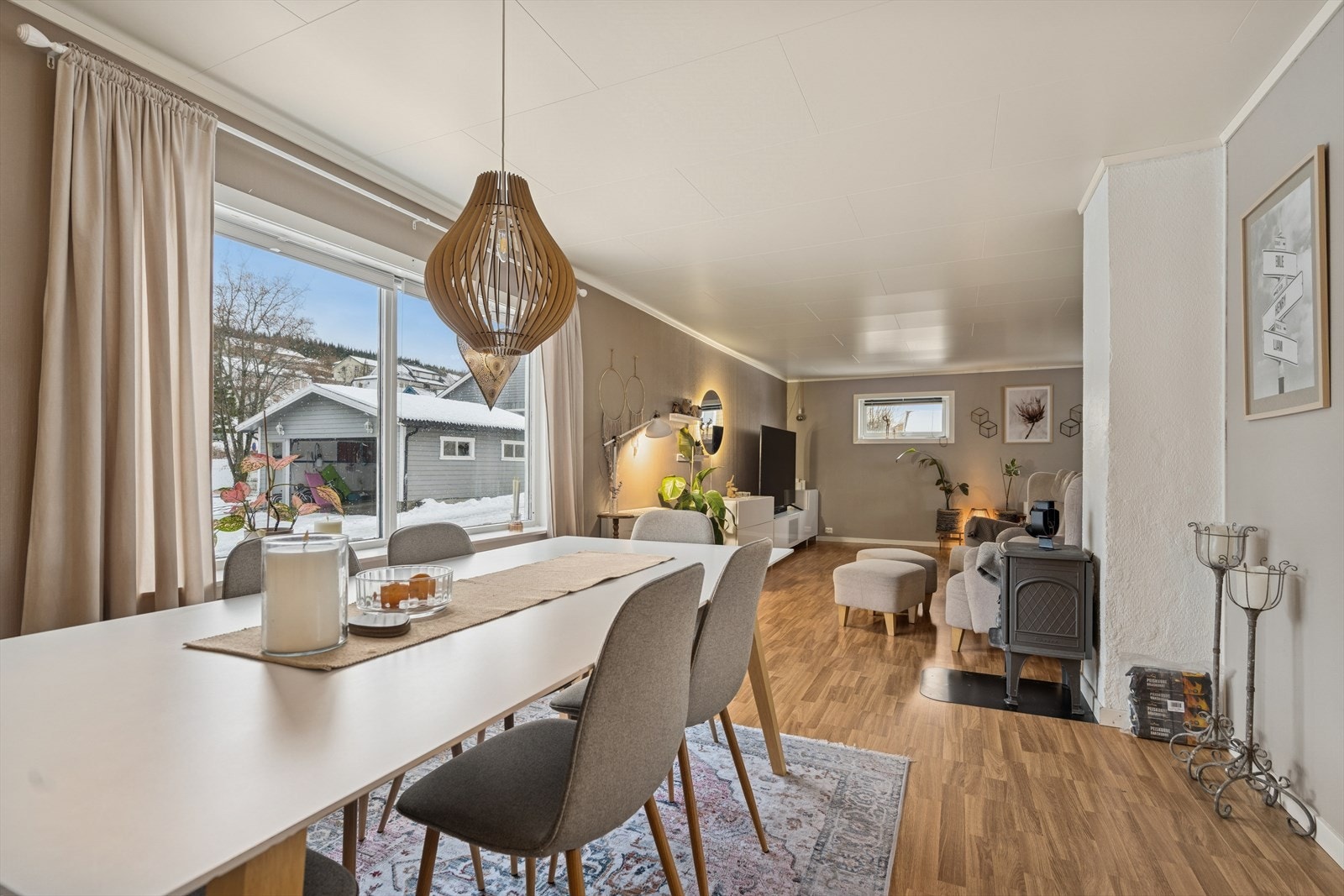 I stuen har man både varmepumpe samt peis som byr på ekstra kos på kaldere dager Galleribilde