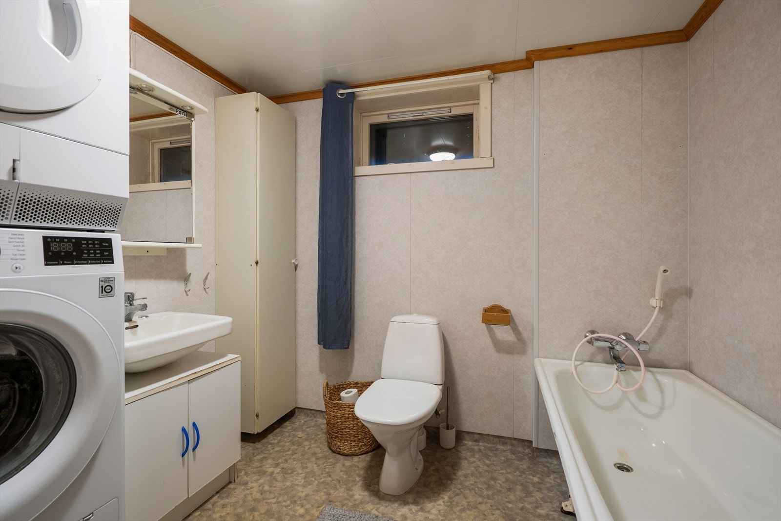 I kjelleren finner man boligens største bad som også fungerer som vaskerom Galleribilde