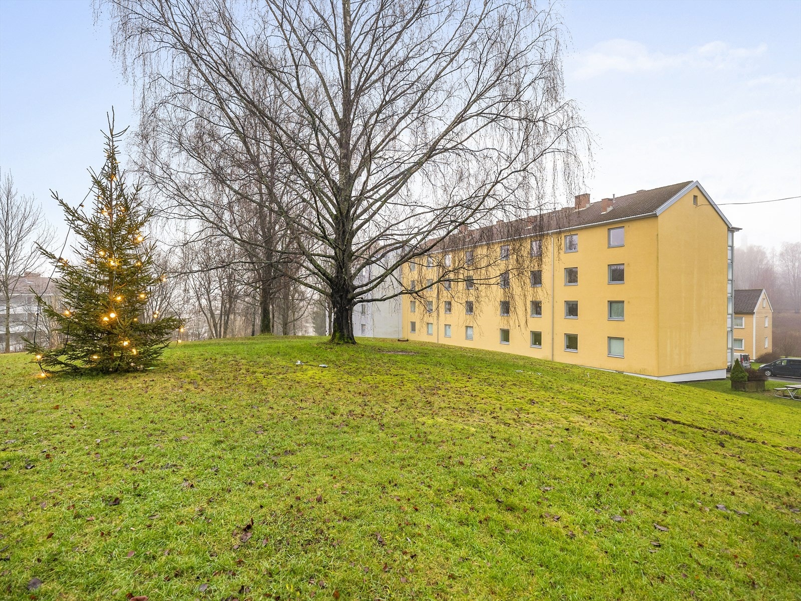 Leiligheten disponerer godt med lagringsplass, fordelt på to kjellerboder på ca. 3 m² hver, og en loftsbod på ca. 3 m² gulvareal. Galleribilde