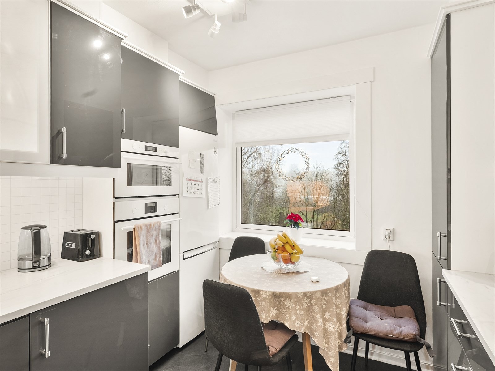 Kjøkkenet ble fornyet i 2016 og har en stilren innredning med glatte overflater og benkeplate i laminat. Galleribilde