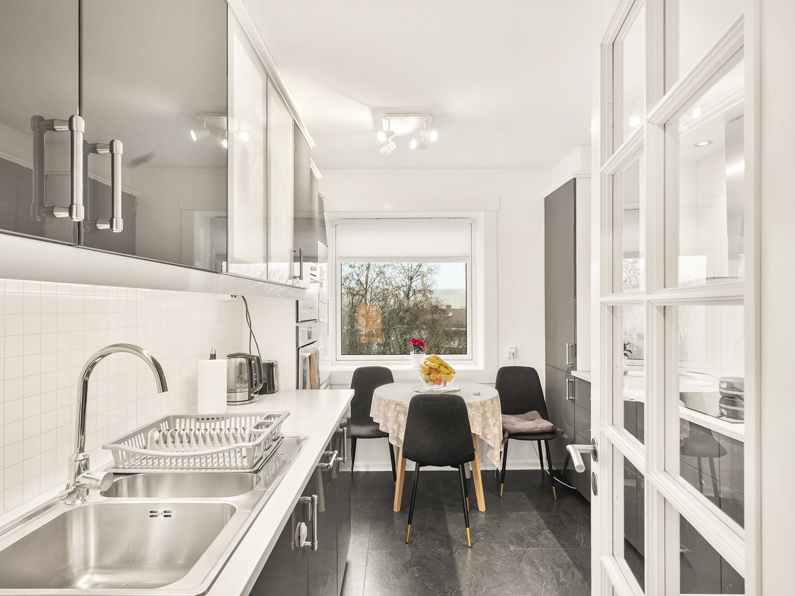 Oppvaskkum i stål og en avtrekksvifte koblet til byggets sentrale avtrekk. Galleribilde