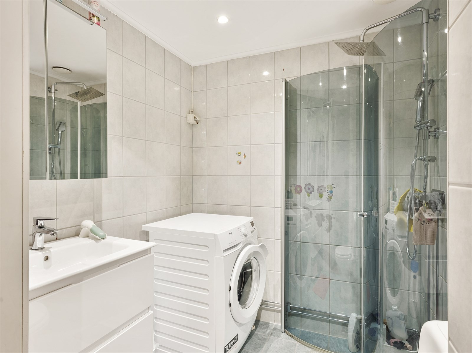 Badet er renovert i regi av borettslaget med opplegg til vaskemaskin. Galleribilde