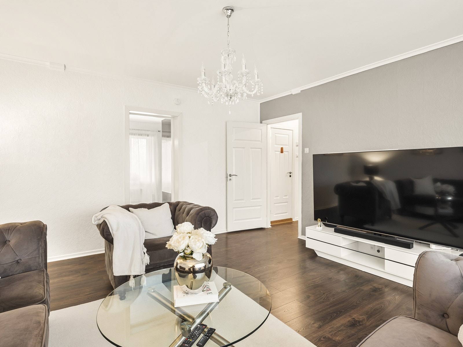 Stuen er leilighetens samlingspunkt med adkomst til begge soverommene. Rommet har gode lysforhold og gir utgang til balkongen. Galleribilde