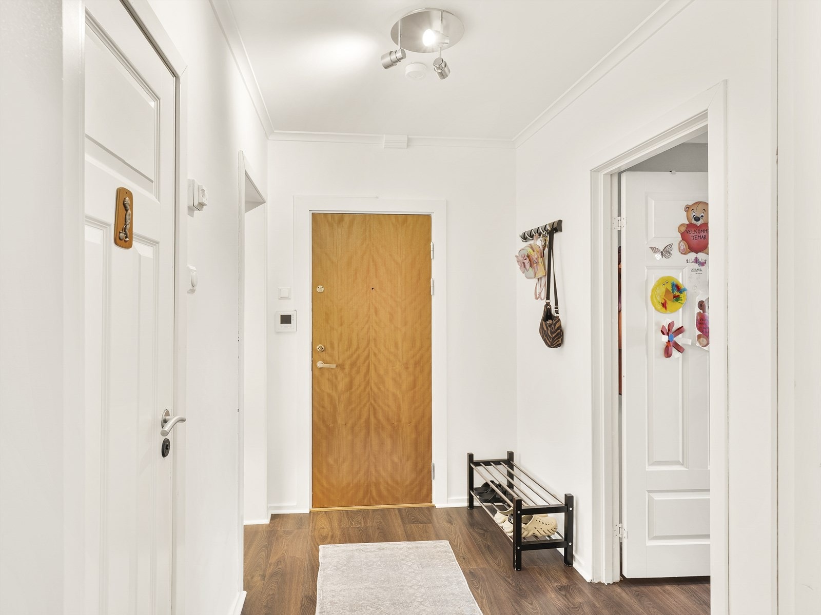 Dette er en sjarmerende og gjennomgående 3-roms leilighet med en praktisk planløsning. Galleribilde