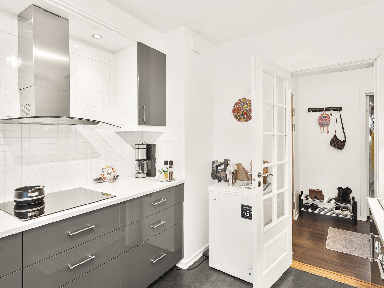 Kjøkkenet er utstyrt med integrert platetopp, stekeovn, oppvaskmaskin og kjøl/frys. Galleribilde