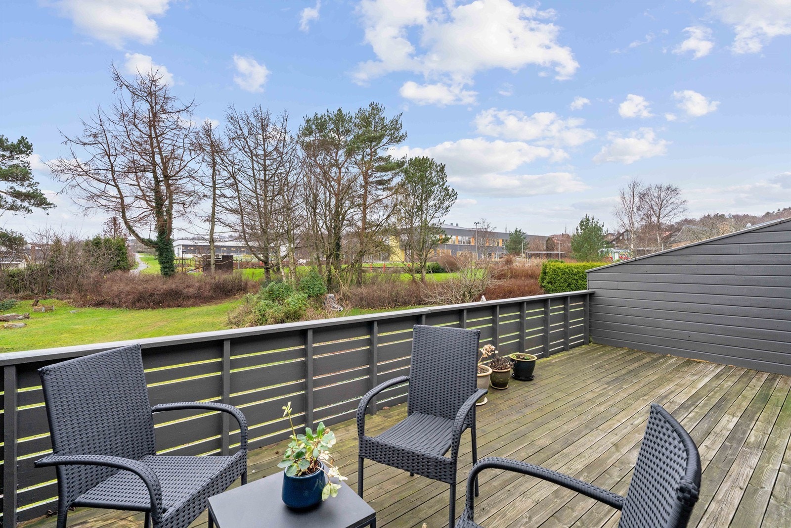 Balkong i 2.Etasje med utsikt mot felles hage. Galleribilde