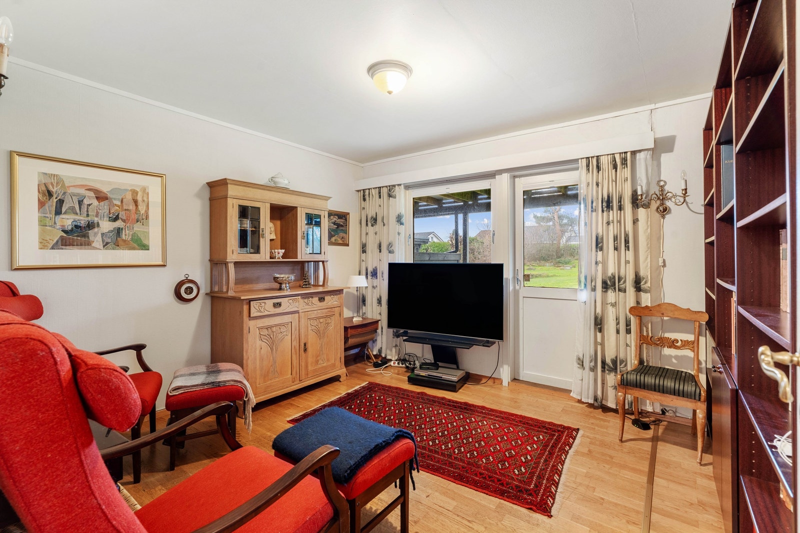 Soverom III innredet som tv stue, med utgang til hage. Galleribilde