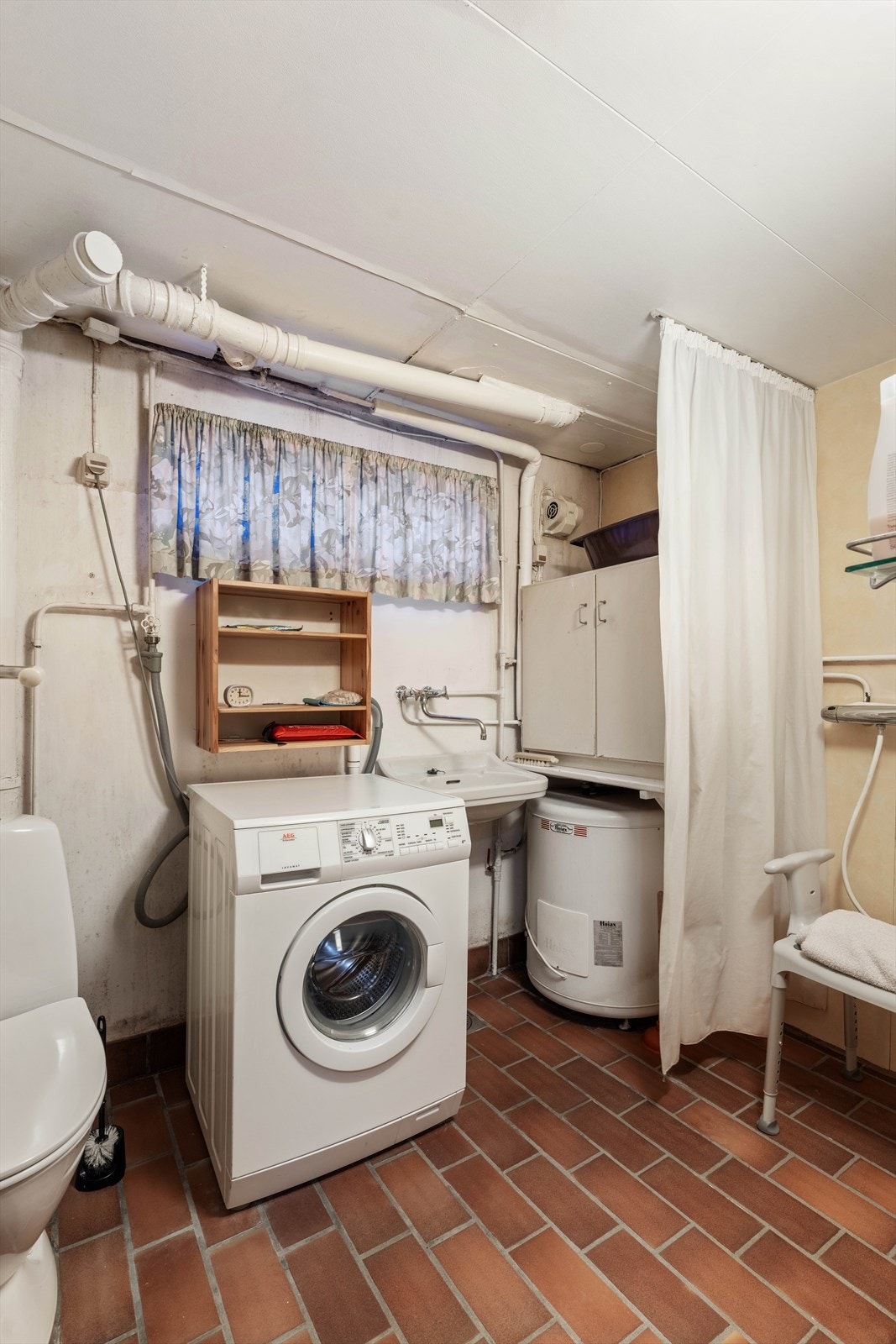 Vaskerom i kjeller med toalett og dusj. Galleribilde