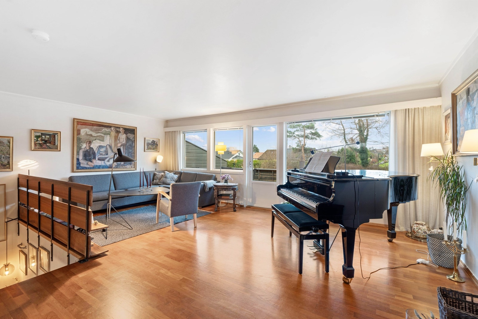 Lys og romslig stue med utgang til balkong. Galleribilde