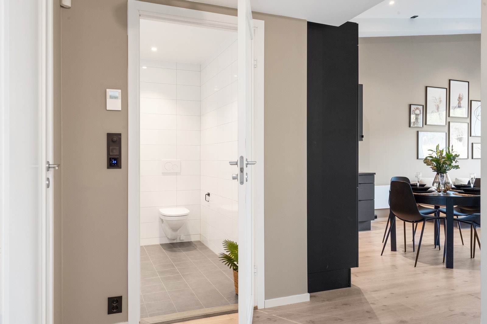 Badet er praktisk plassert i tilknytning til entréen og oppholdsrommet. Galleribilde