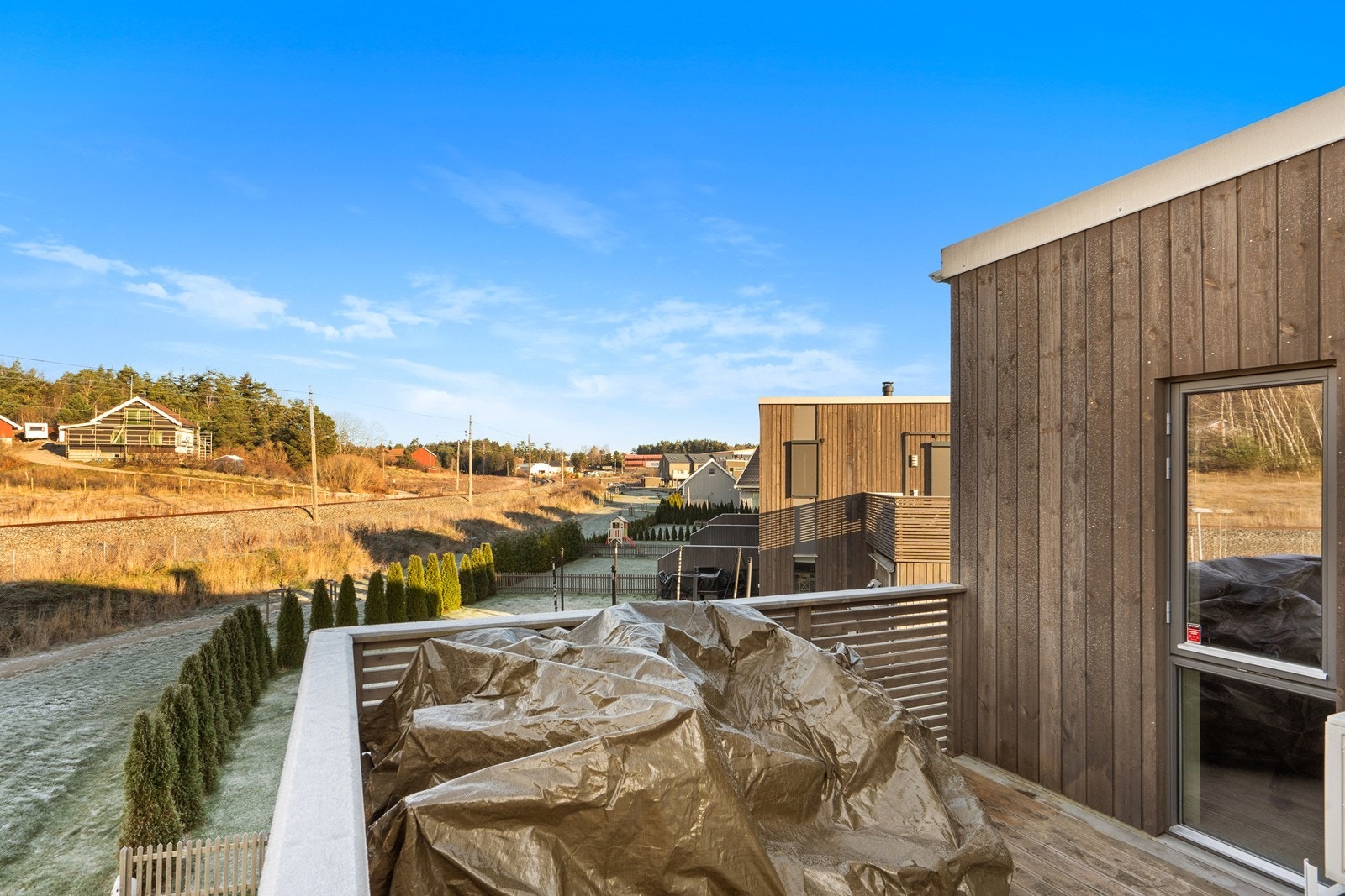Balkongen gir et fint overblikk over de rolige og grønne fellesområdene. Galleribilde