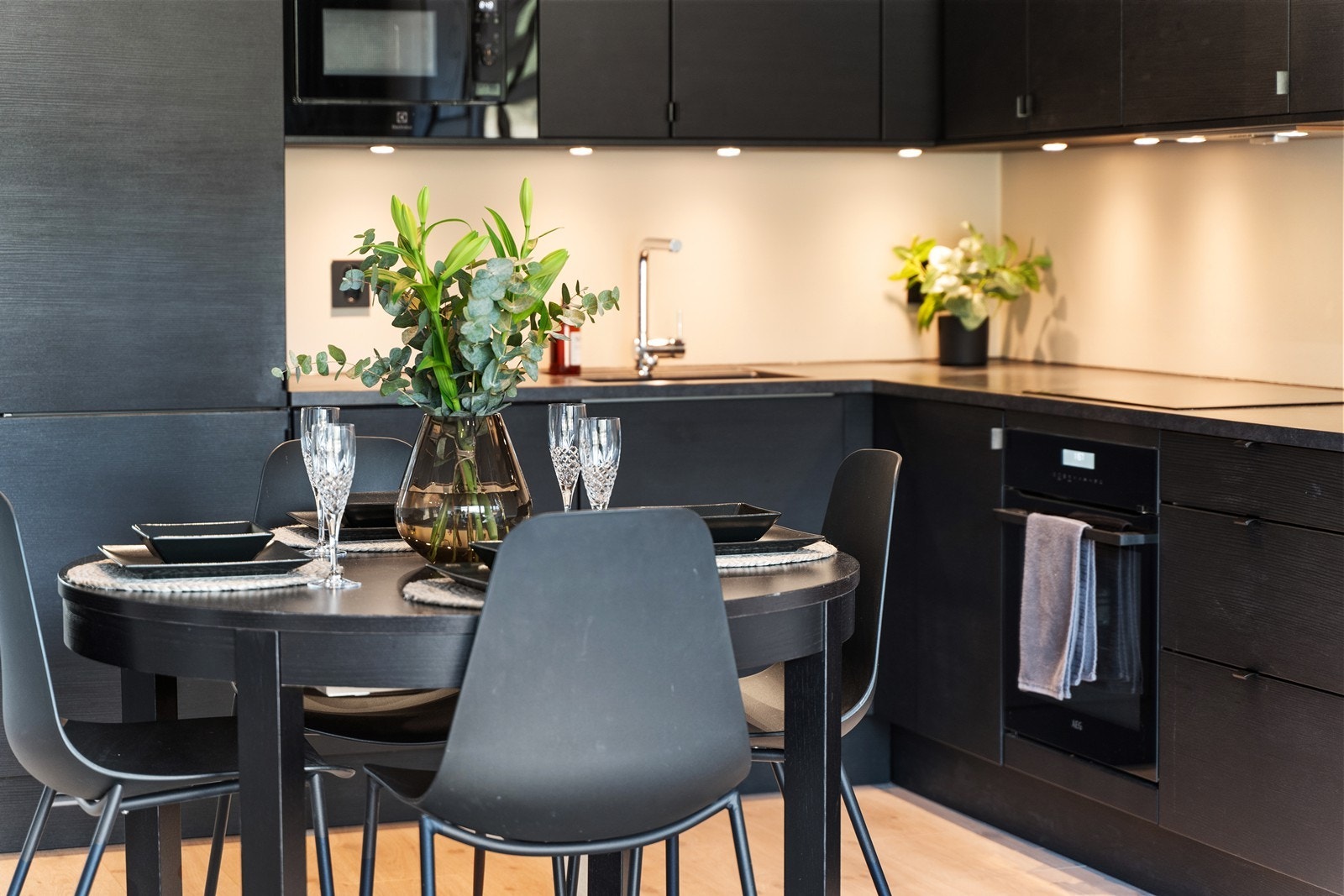 Kjøkkenet har en naturlig plass for spisebord og downlights for god arbeidsbelysning. Galleribilde